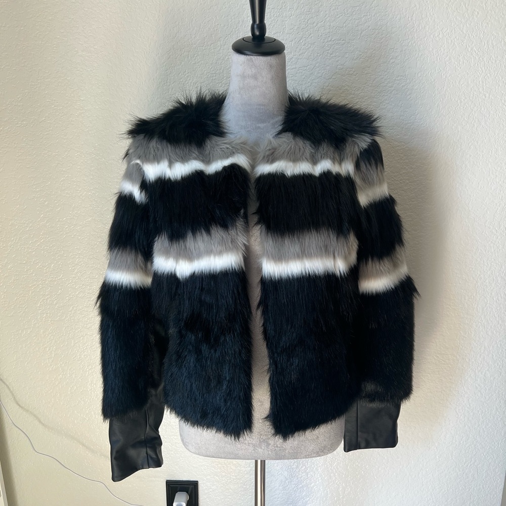 NEW YORK & CO. Faux fur cropped jacket Medium NWT Black, gray and white faux fur